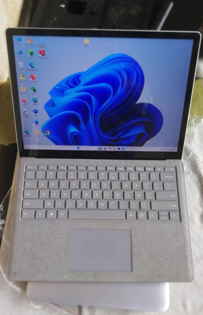 Microsoft Surface Laptop 2 – Intel Core i5 1