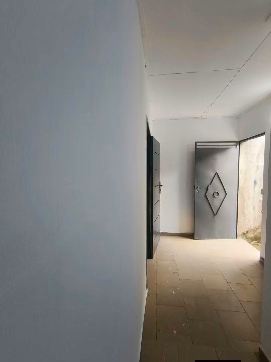 Studio avec salon à louer à Bingerville Centre - 65 000F 1